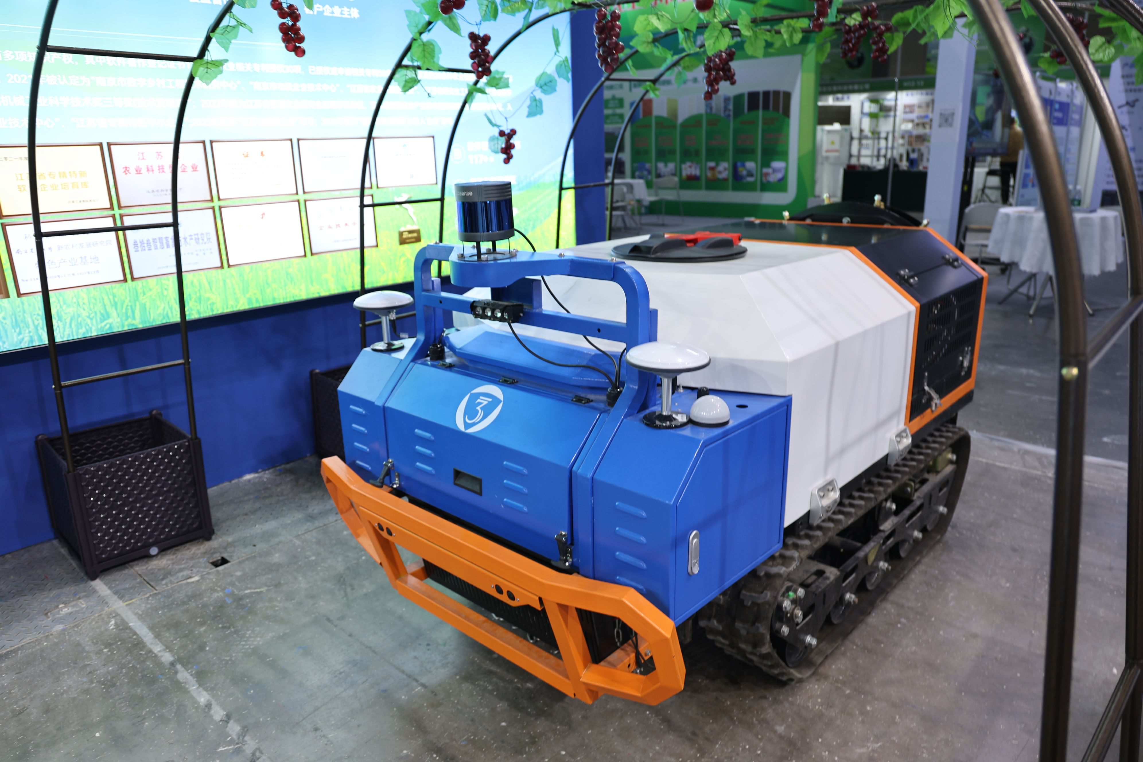 果园履带植保机器人比一般的打药设备强在哪里？